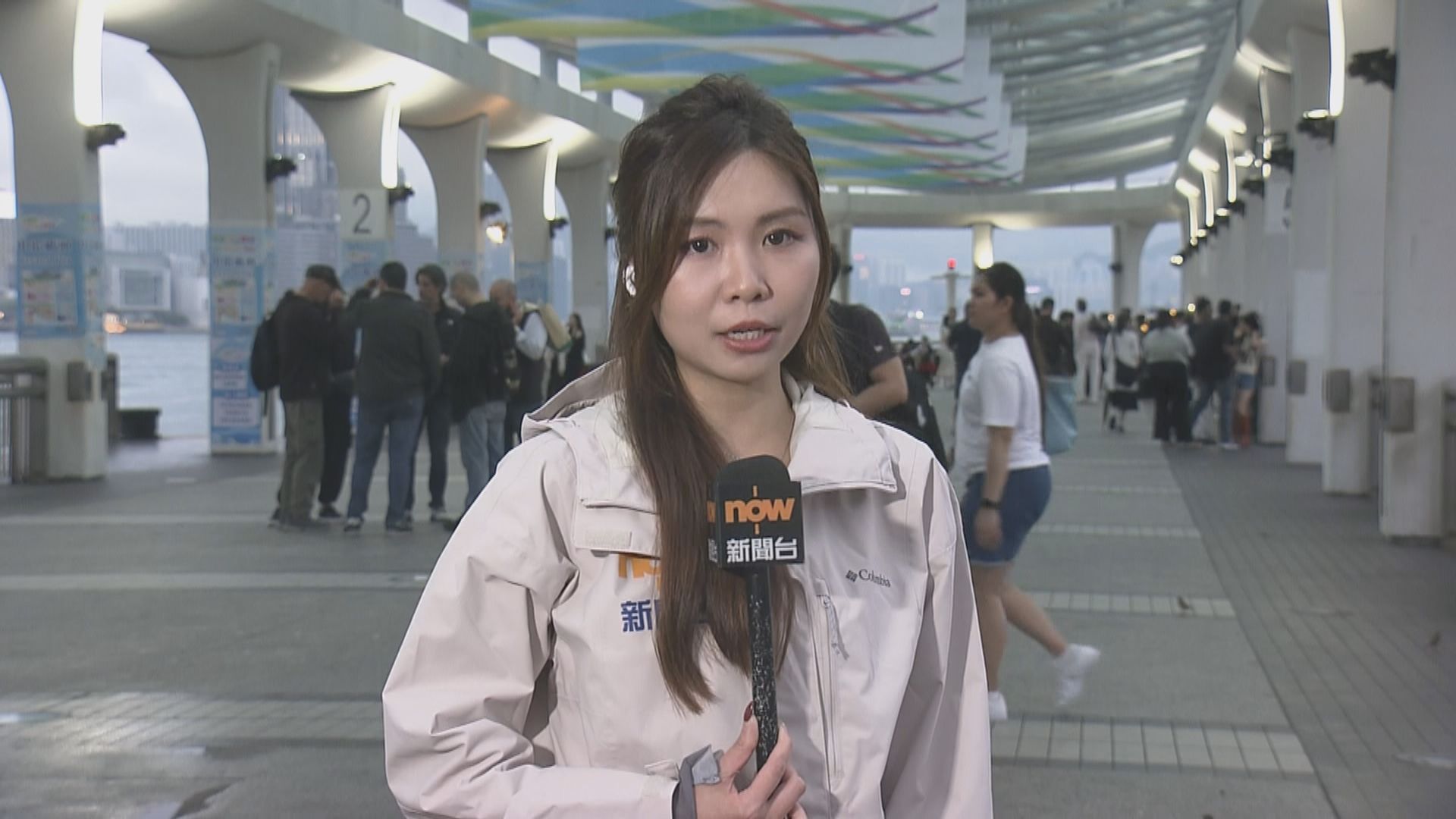 天氣消息．中環碼頭直擊｜午後風勢增強偶有細雨　旅客無懼風雨行程繼續