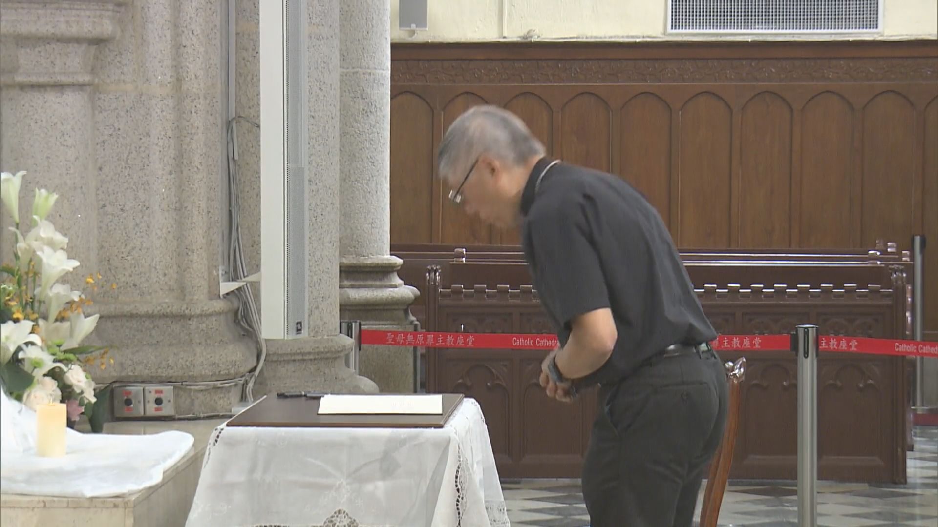 教宗逝世｜周守仁樞機到主教座堂憑弔　教徒難過讚揚教宗方濟各敢言大愛