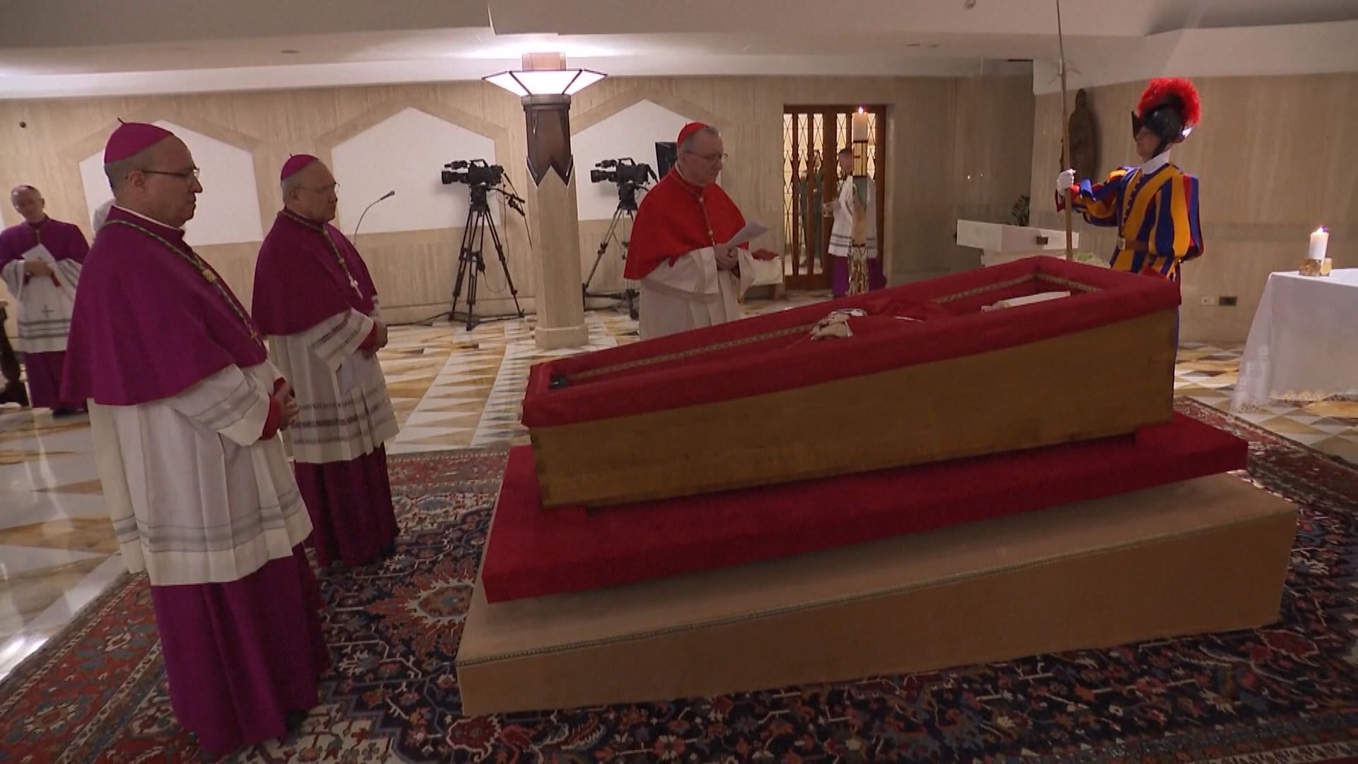 方濟各葬禮周六舉行　靈柩將經佩魯吉諾門前往聖母大殿　需時約半小時