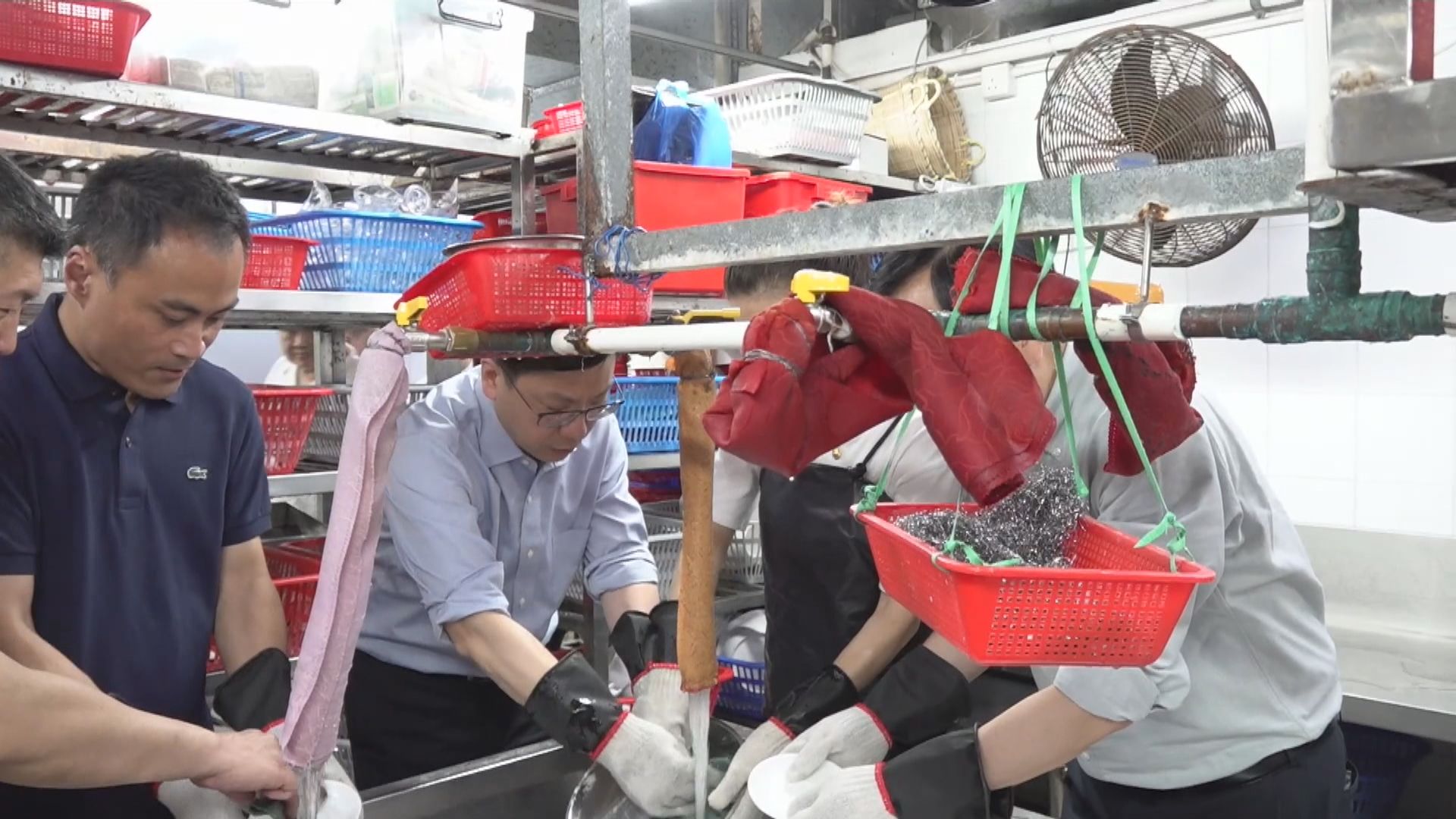 孫玉菡訪酒樓體驗「洗大餅」 稱會繼續改善僱員福利保障