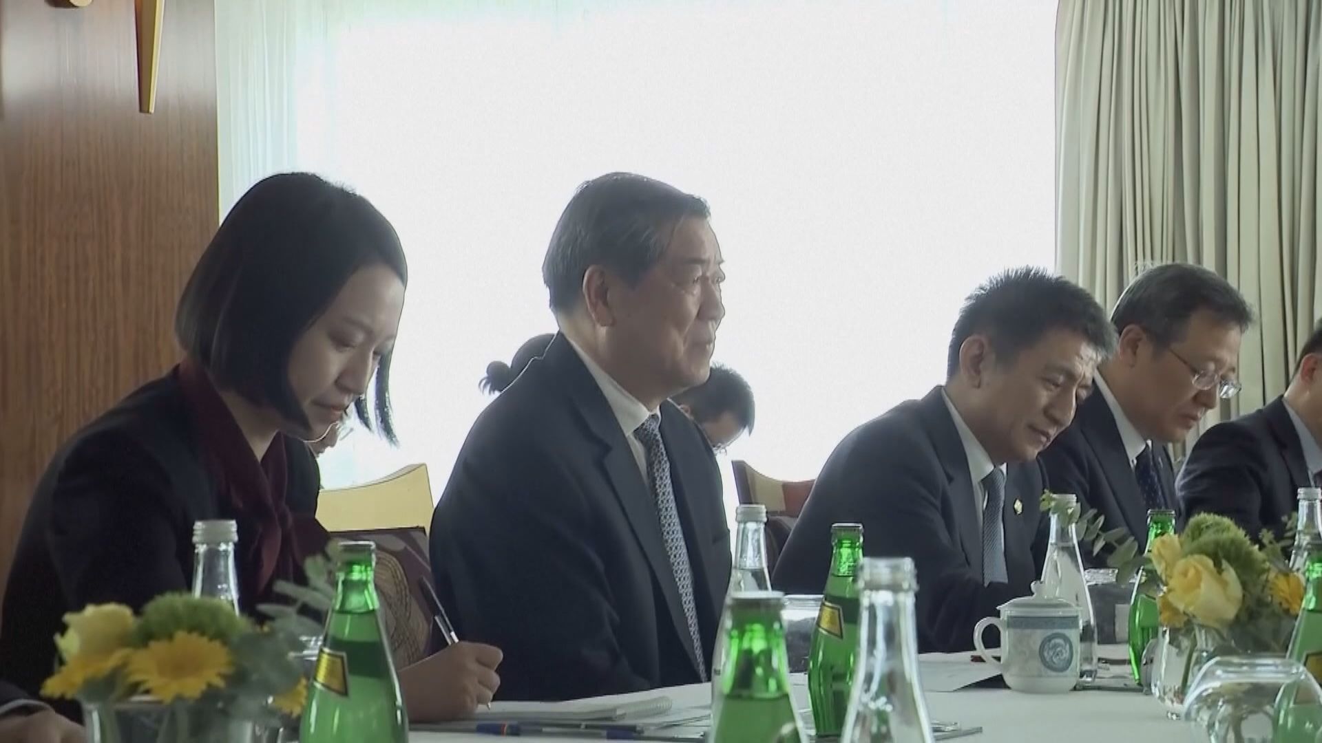 關稅戰｜中美貿易談判今日舉行　何立峰及貝森特已抵達瑞士　特朗普稱對華關稅降至八成或可行