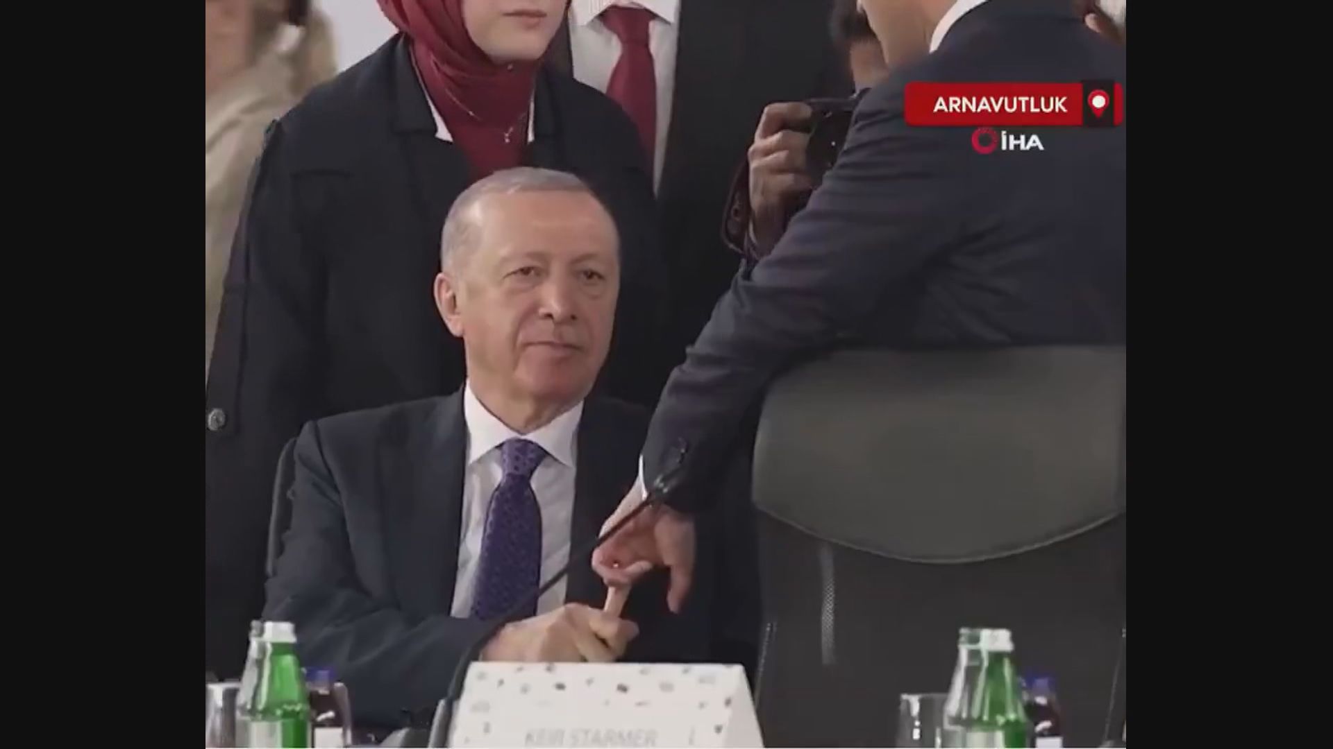 土耳其總統埃爾多安緊握法國總統馬克龍中指引發熱議