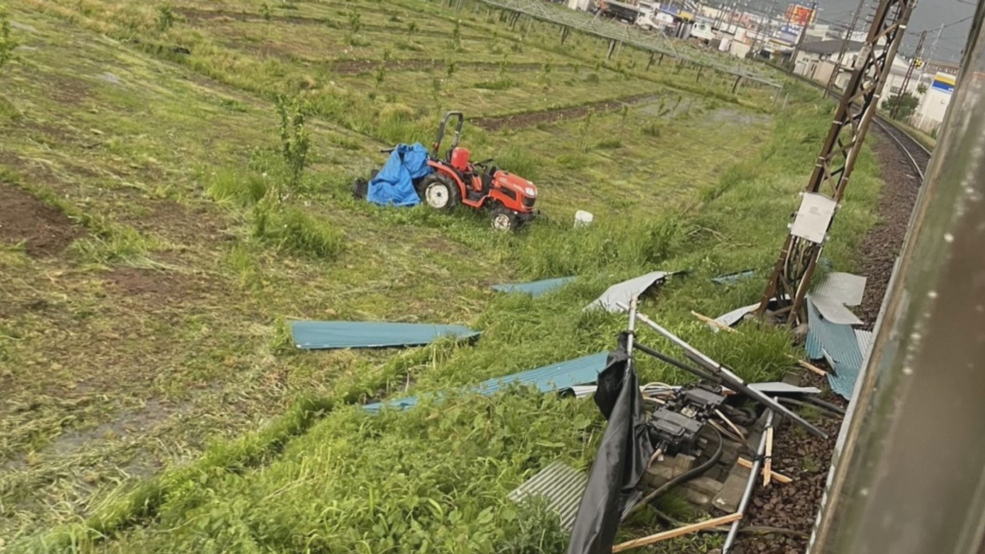 日本長野縣行駛中列車疑被農業用溫室撞擊　一名乘客死亡