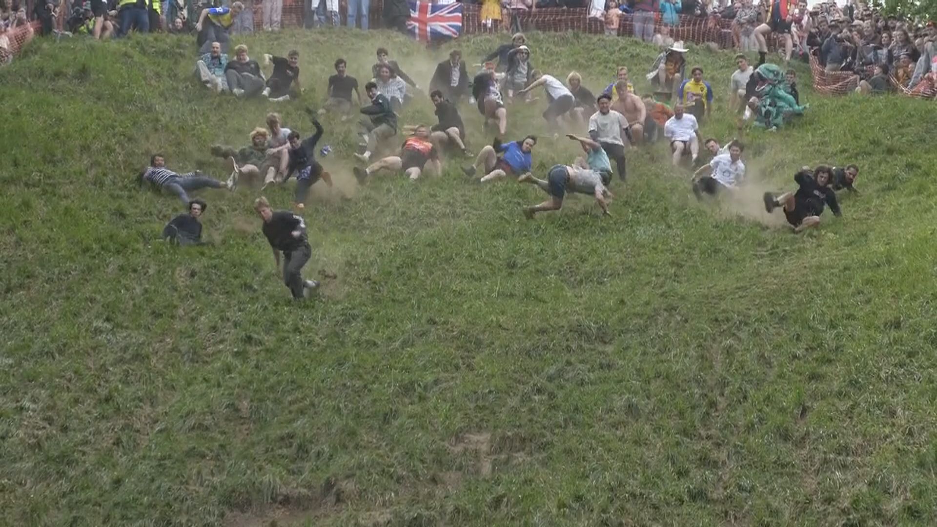 翻滾吧｜英國傳統滾芝士大賽　參賽者衝下陡峭山坡搶芝士