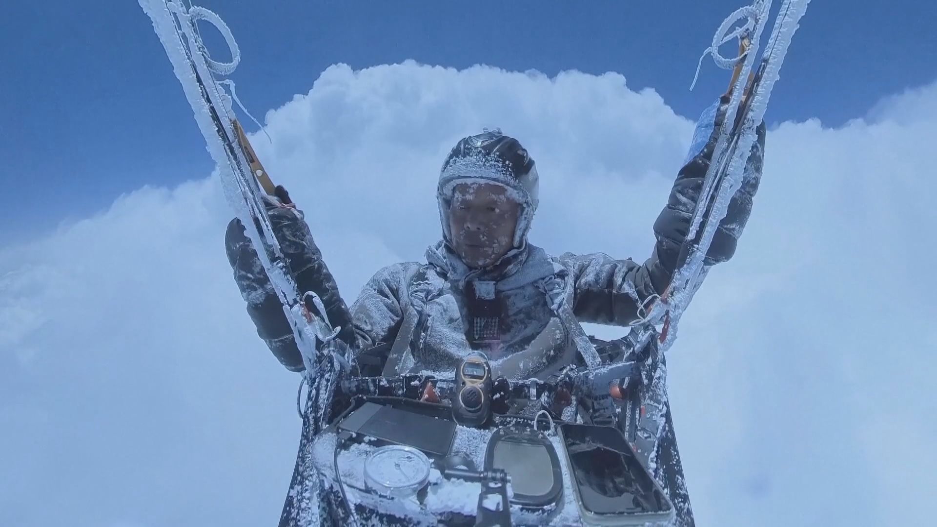 影片造假？｜內地滑翔傘愛好者稱被雲吸至逾8000米高空　路透社：片段涉AI製作