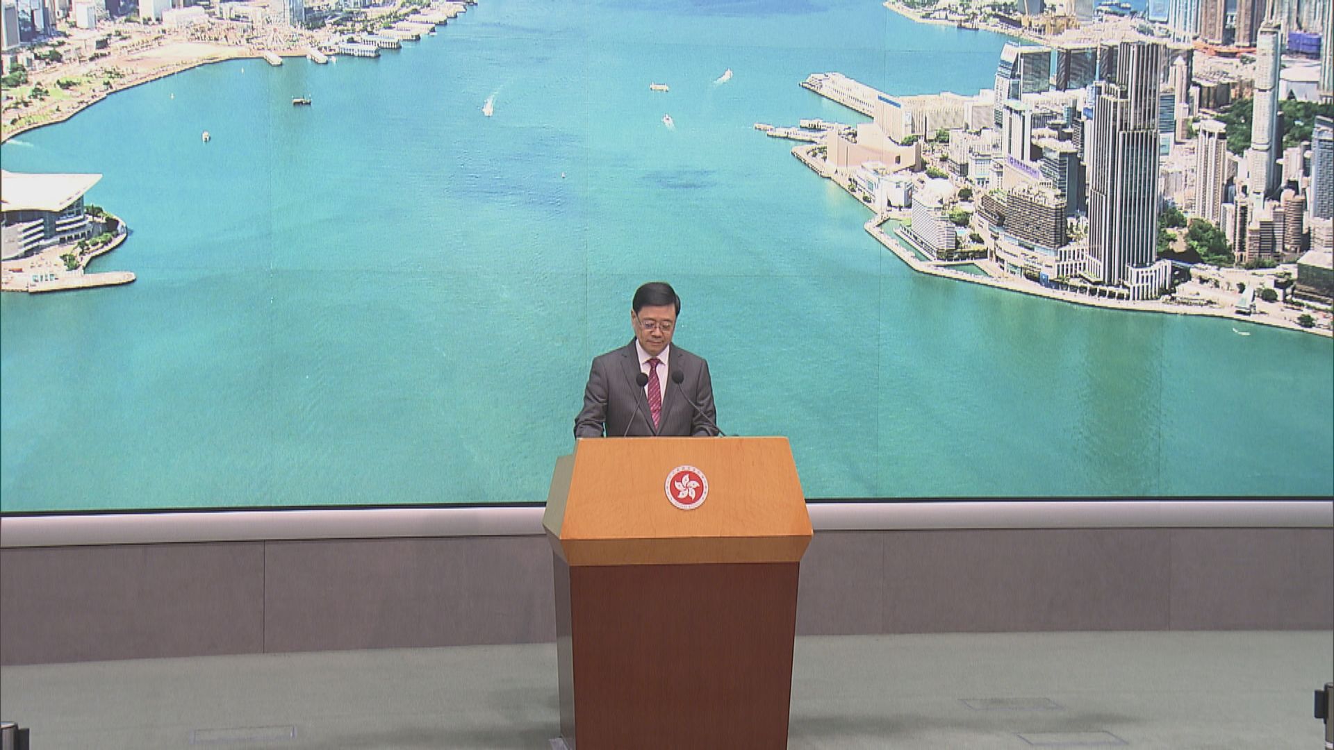 原片．李家超行會前見記者(二)｜吸引穆斯林旅客