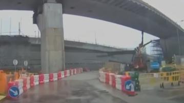 赤鱲角順匯路地盤墮工字鐵擊中兩工人　一死一傷