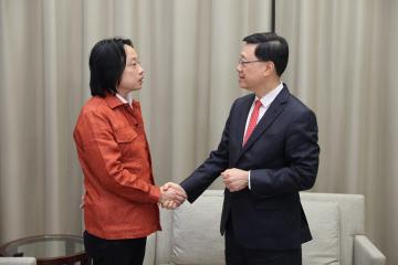 李家超與棟篤笑演員歐陽萬成在政府總部會面