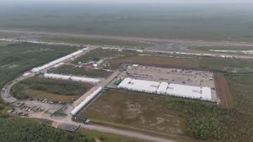 美國國會議員視察佛州「鱷魚惡魔島」移民拘留中心　民主黨人斥環境堪憂