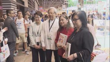 書展開鑼｜三地粉絲到蔡瀾專區買書　羅淑佩到場購《蔡瀾活過》 