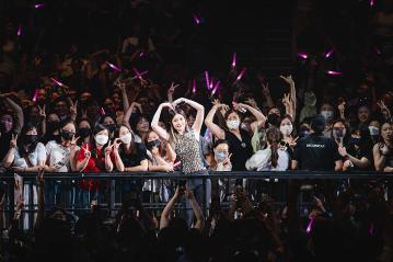 陳慧琳演唱會第五晚　張敬軒任嘉賓合唱《風花雪》　驚嘆偶像：近距離都睇唔到一條紋！