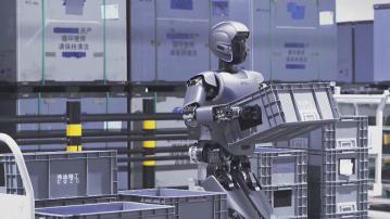 全球首創｜深圳科技公司發布自行換電人形機械人　有望廿四小時不間斷運作