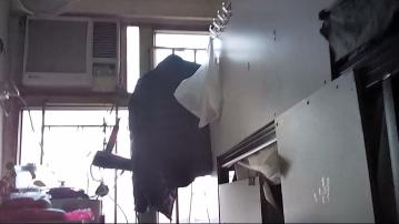 本台直擊長沙灣300呎單位無牌經營14個床位　民政署稱會加強執法