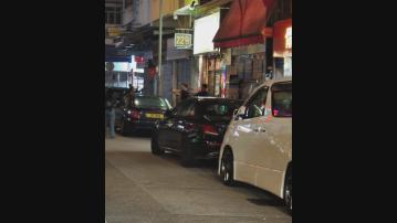 上水兩警拔槍指向揮刀男子　以管有攻擊性武器將其拘捕