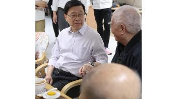 原片轉載｜李家超探訪長者中心　與106歲伯伯談麻雀經