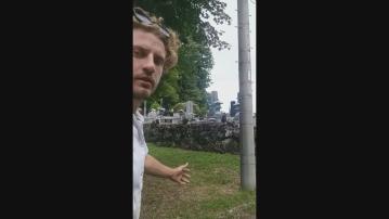 澳洲「網紅」擅闖日本墓地吃祭品引公憤　網民要求警方介入 