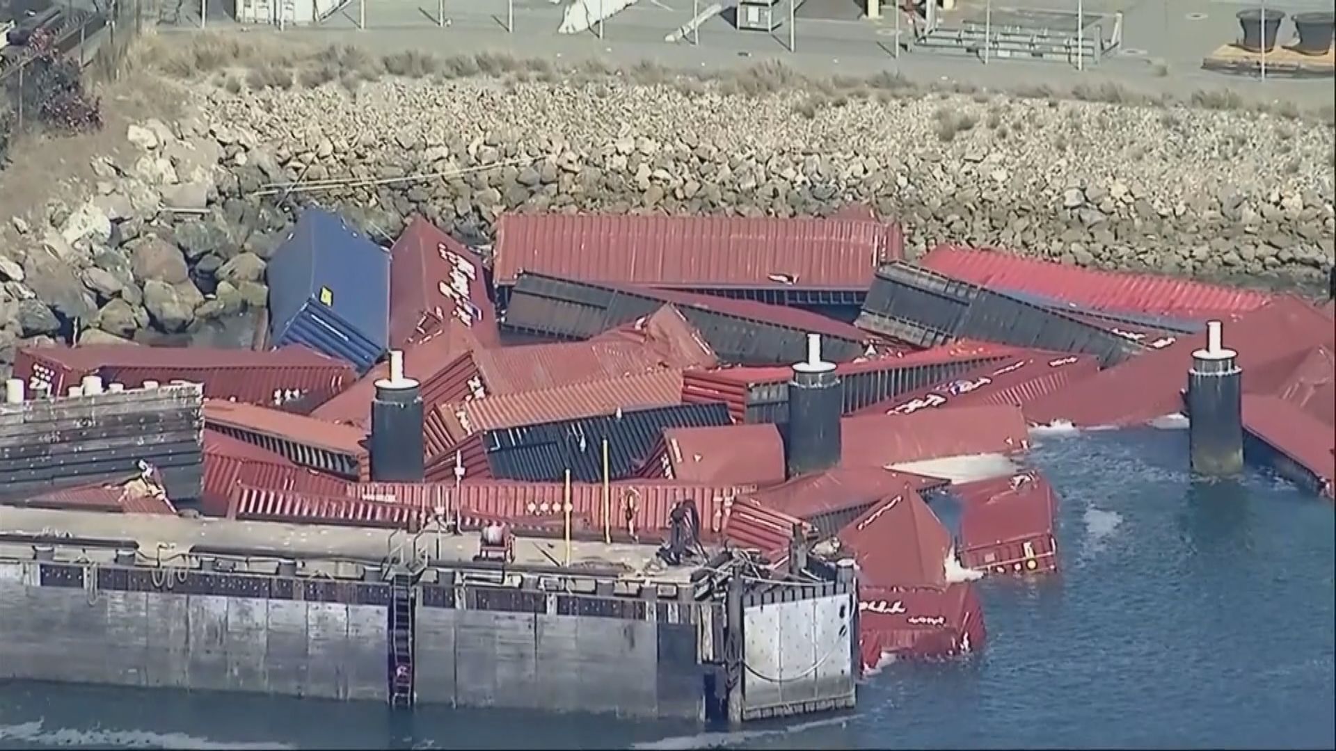 美國長灘港數十貨櫃由貨輪傾側跌出　部分貨櫃水中漂浮　