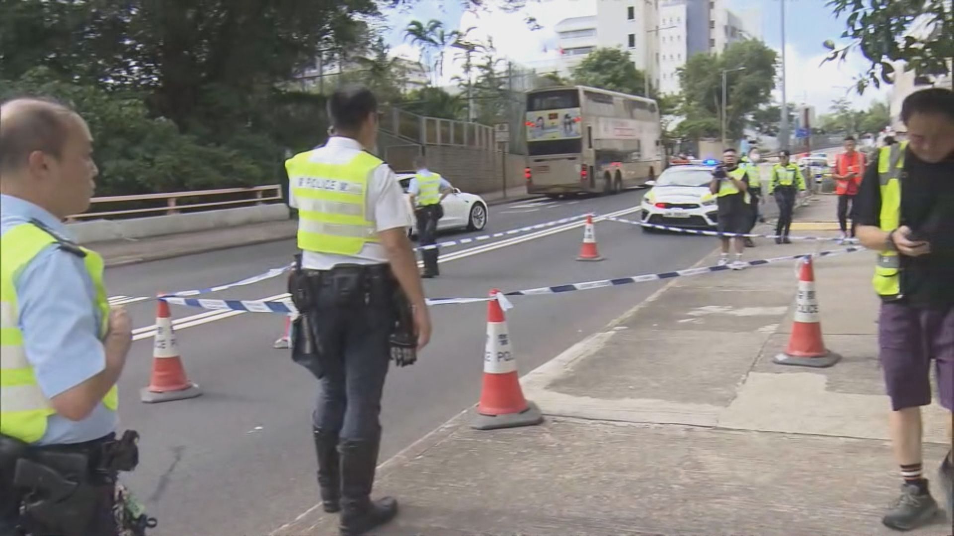 秀茂坪私家車撞兩途人釀一死一傷