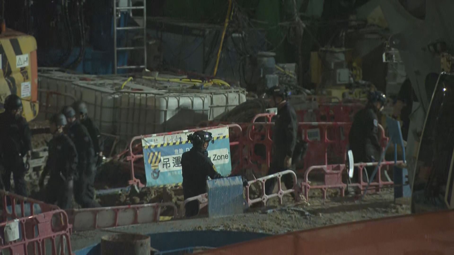 鰂魚涌戰時炸彈｜據悉警方已鋸開炸彈外殼取出炸藥銷毀　料下午2時前完成拆彈