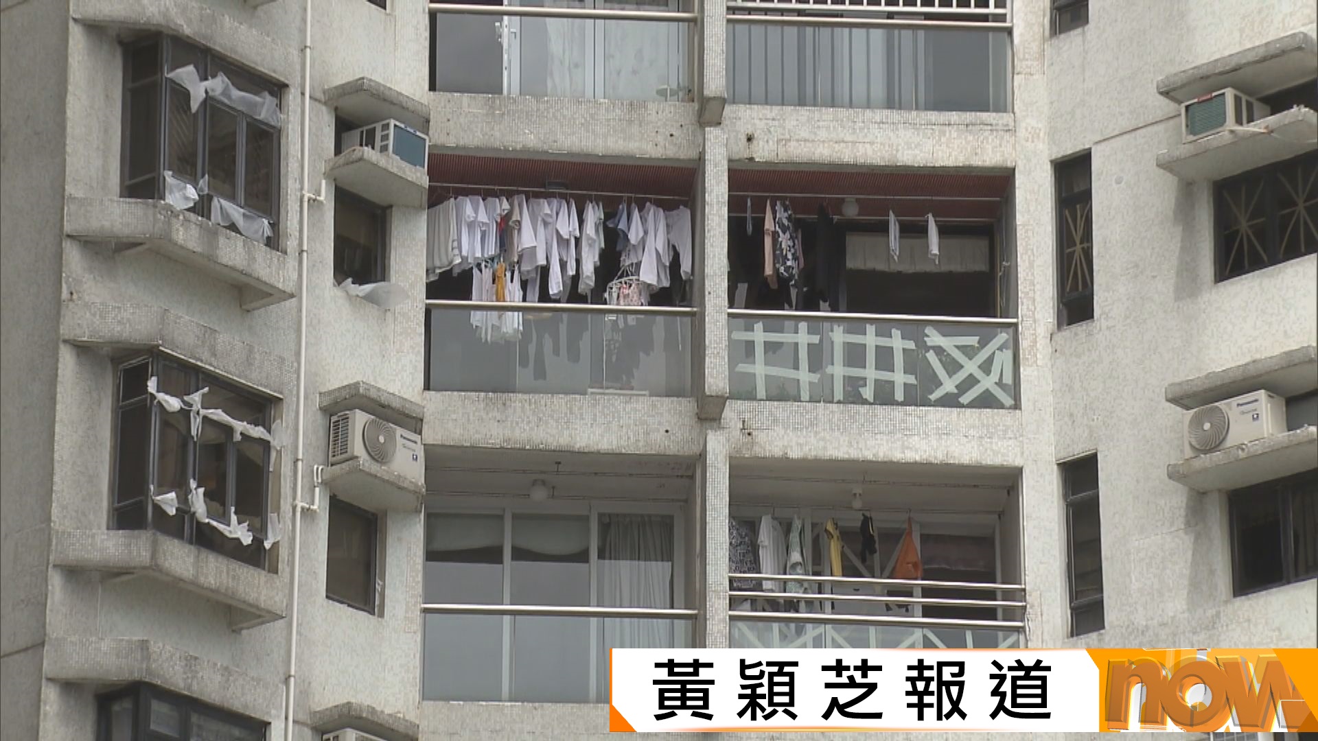 樺加沙襲港｜八號信號生效　杏花邨不少單位窗口貼膠紙　有市民站在擋水板後觀浪