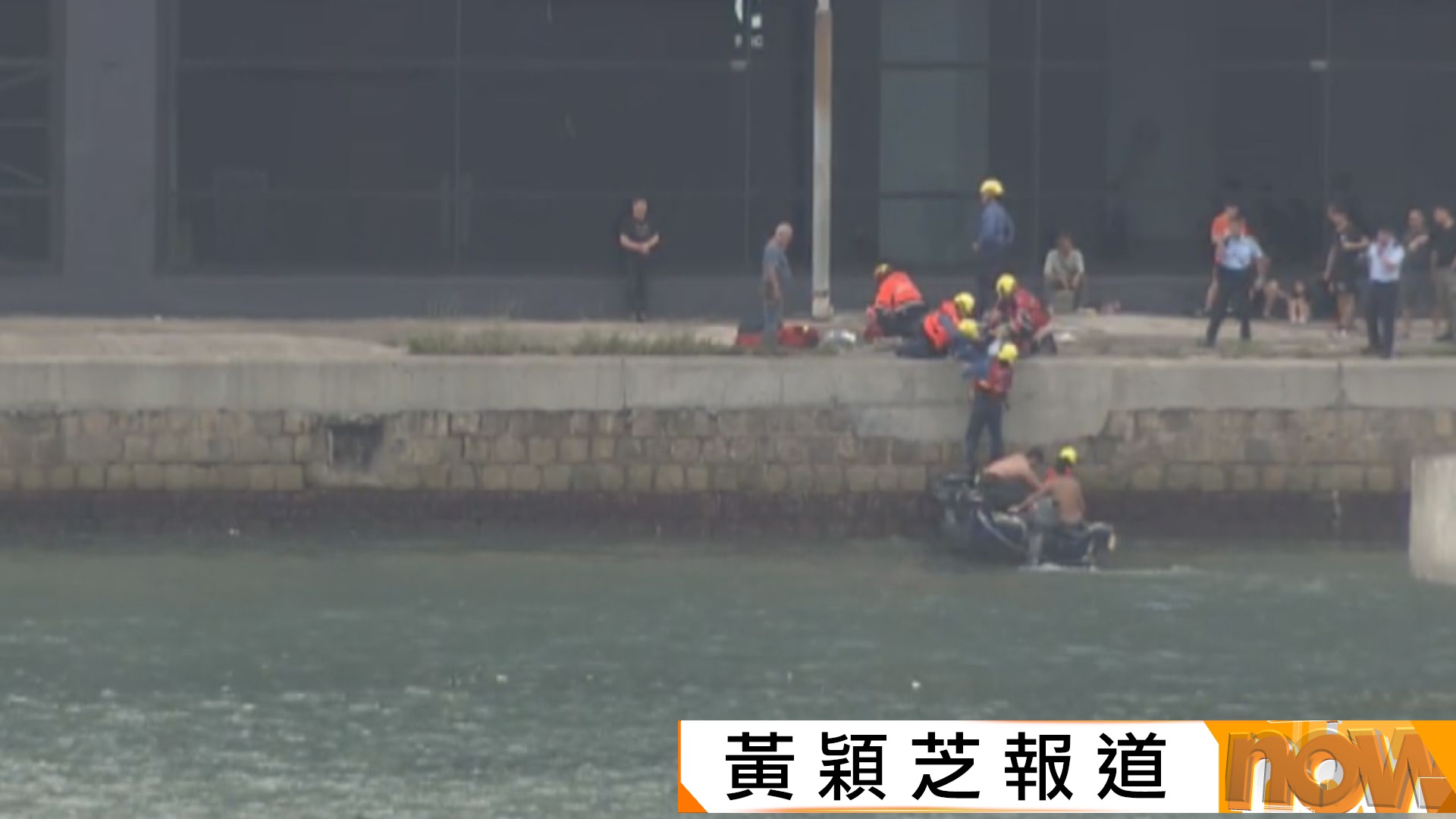 直擊現場｜柴灣一家四口疑海邊追風觀浪三人墮海　母子昏迷送院