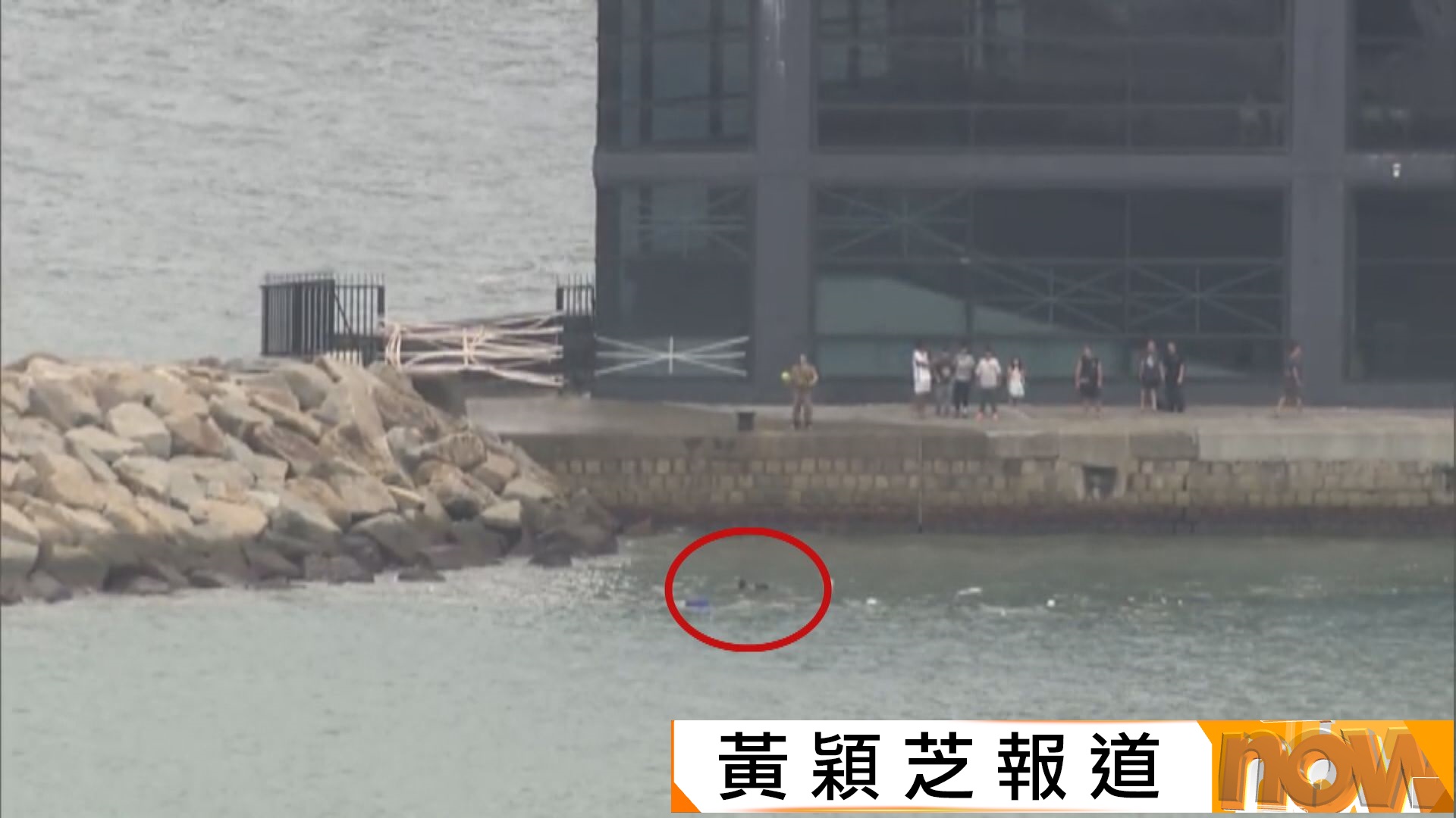 一家四口八號信號生效期間柴灣觀浪　三人墮海母子昏迷送院