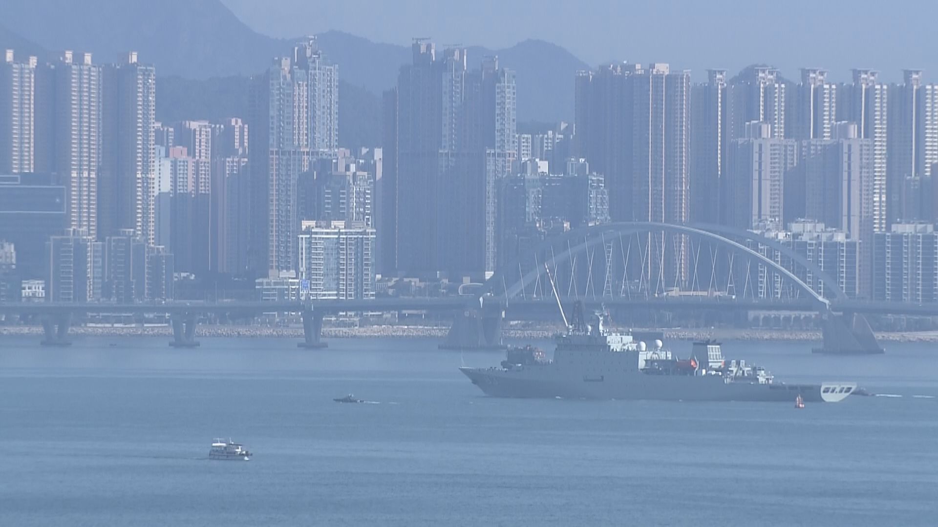 解放軍戚繼光艦及沂蒙山艦抵港
