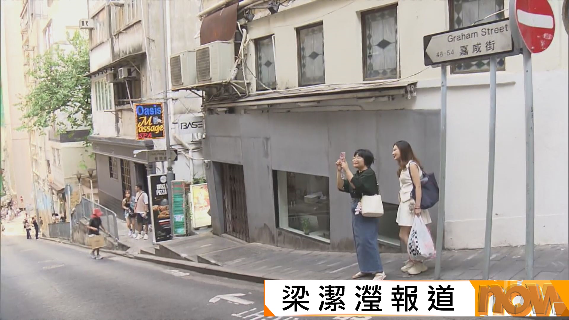 國慶黃金周首日逾22萬內地客訪港　讚嘉咸街適合「出片」