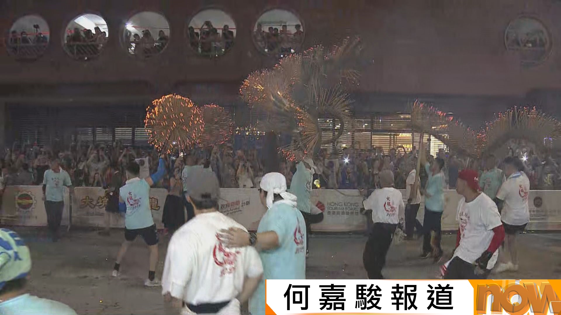 追月夜大坑續有舞火龍　西九海濱一家大細到場追月(何嘉駿報道)