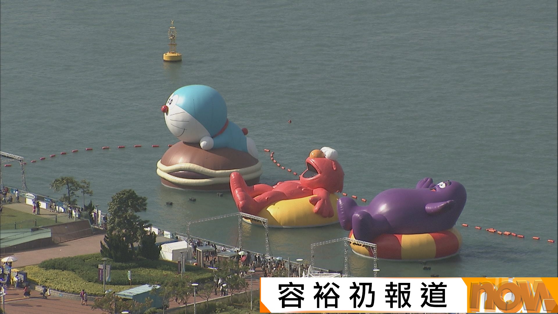 4個巨型充氣卡通雕塑維港展出　不少市民到海濱長廊打卡