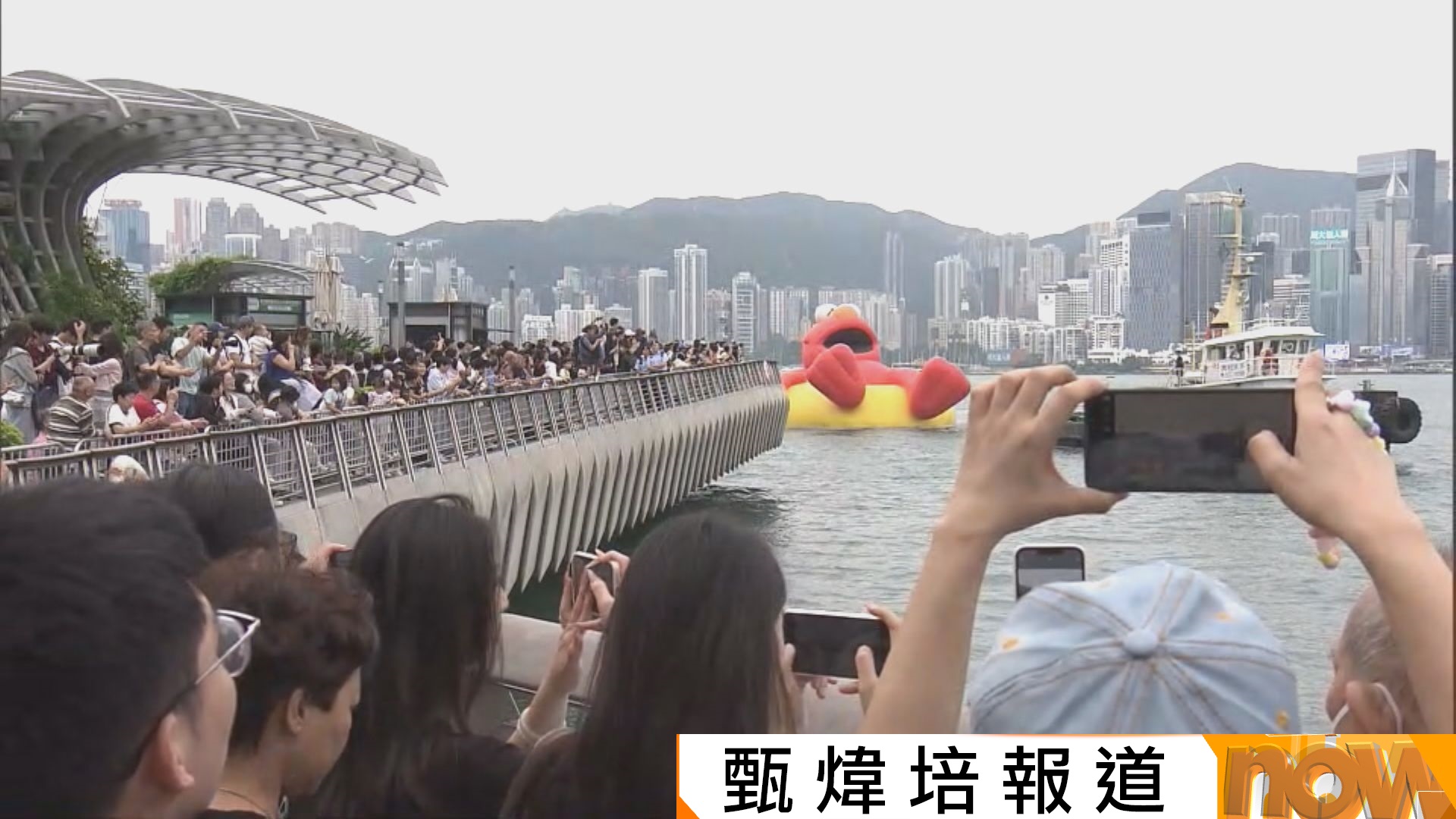 海上巡遊｜四個巨型充氣雕塑最後一日維港巡遊　吸引不少市民圍觀