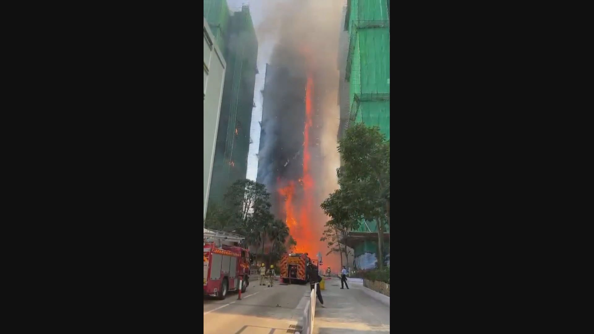 大埔宏福苑四級火｜外牆棚架焚燒火光沖天　初步兩人嚴重燒傷昏迷送院