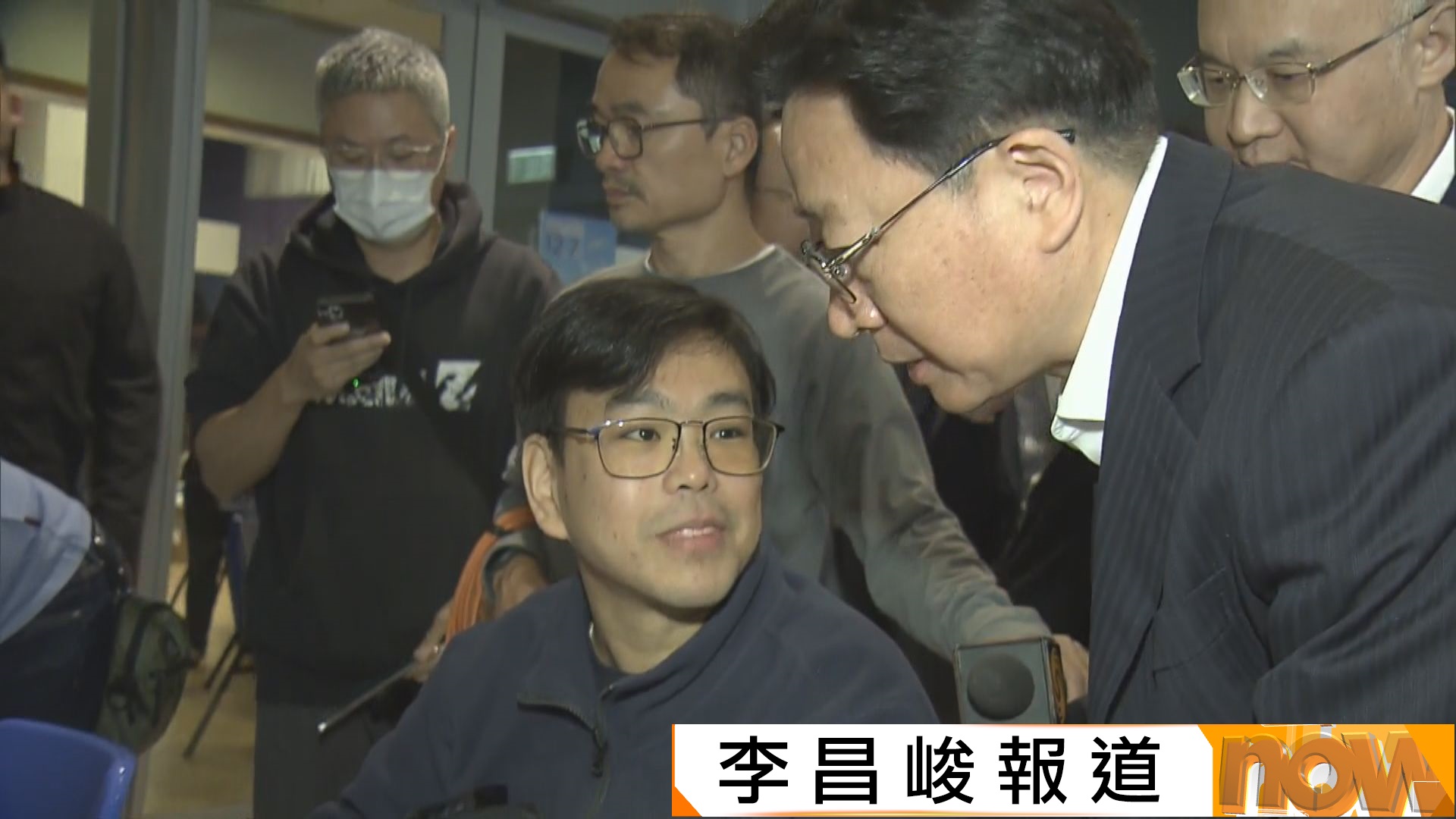 宏福苑五級火災｜周霽與農融探望受大火影響災民　港澳平文章：特區政府帶領定能做好救災渡過難關