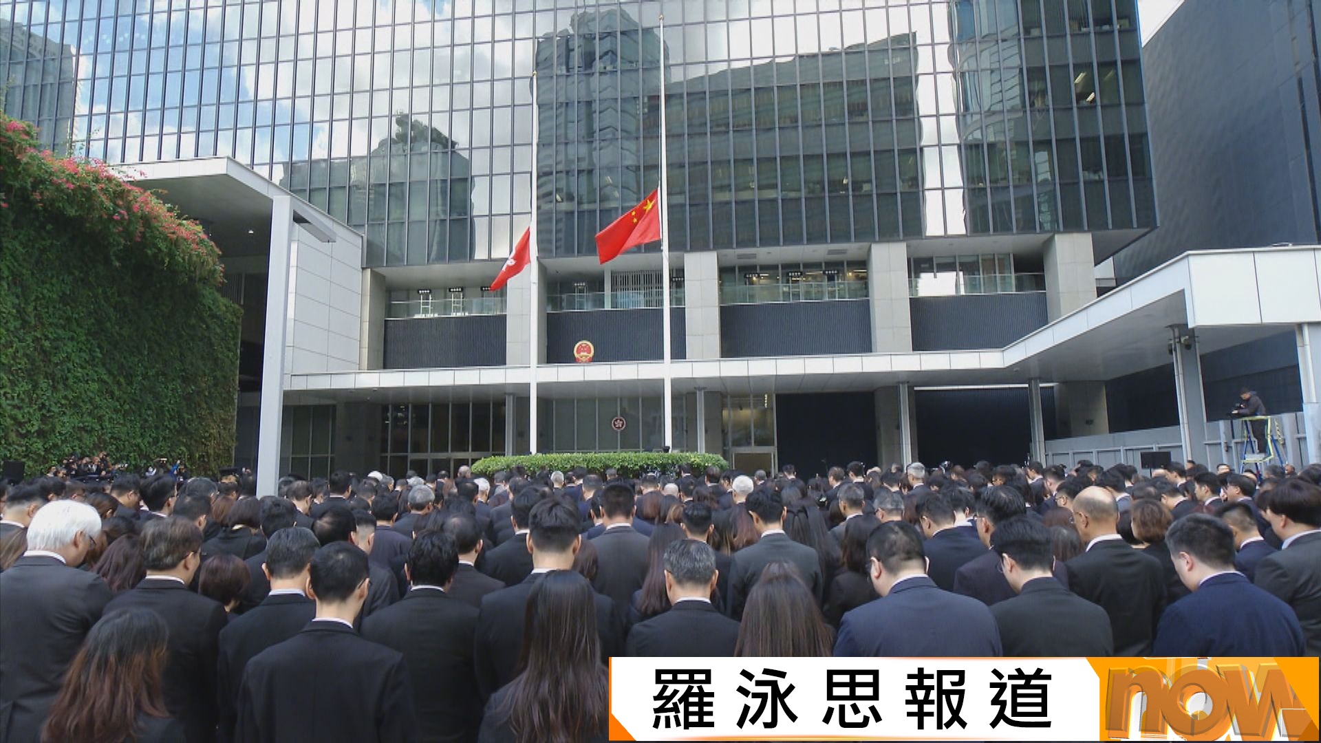 宏福苑五級火災｜政府就罹難者下半旗誌哀　市民自發到弔唁處悼念