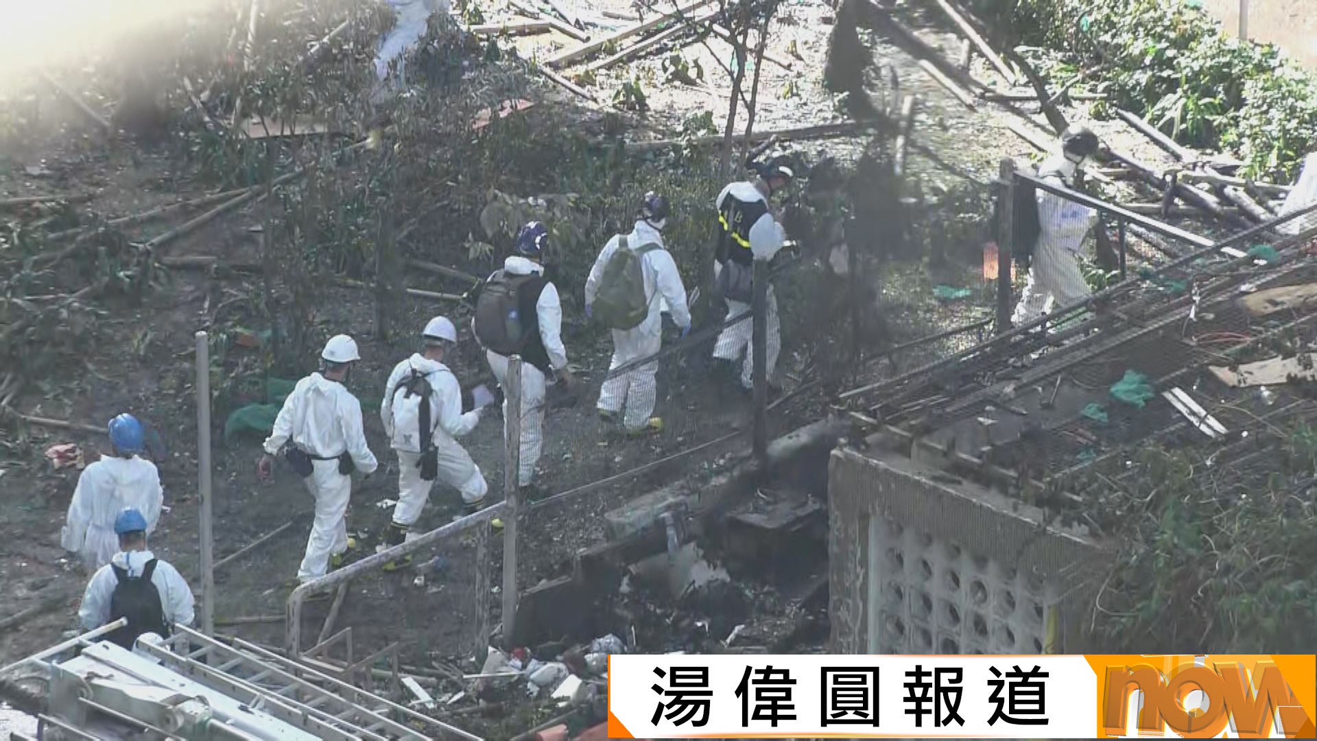 宏福苑五級火災｜災難遇害者辨認組進屋搜索遇難者　大批市民到場發獻花悼念