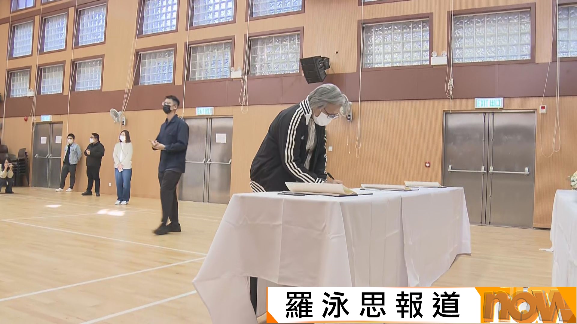 宏福苑五級火災｜政府就罹難者下半旗誌哀　市民自發到弔唁處悼念罹難者