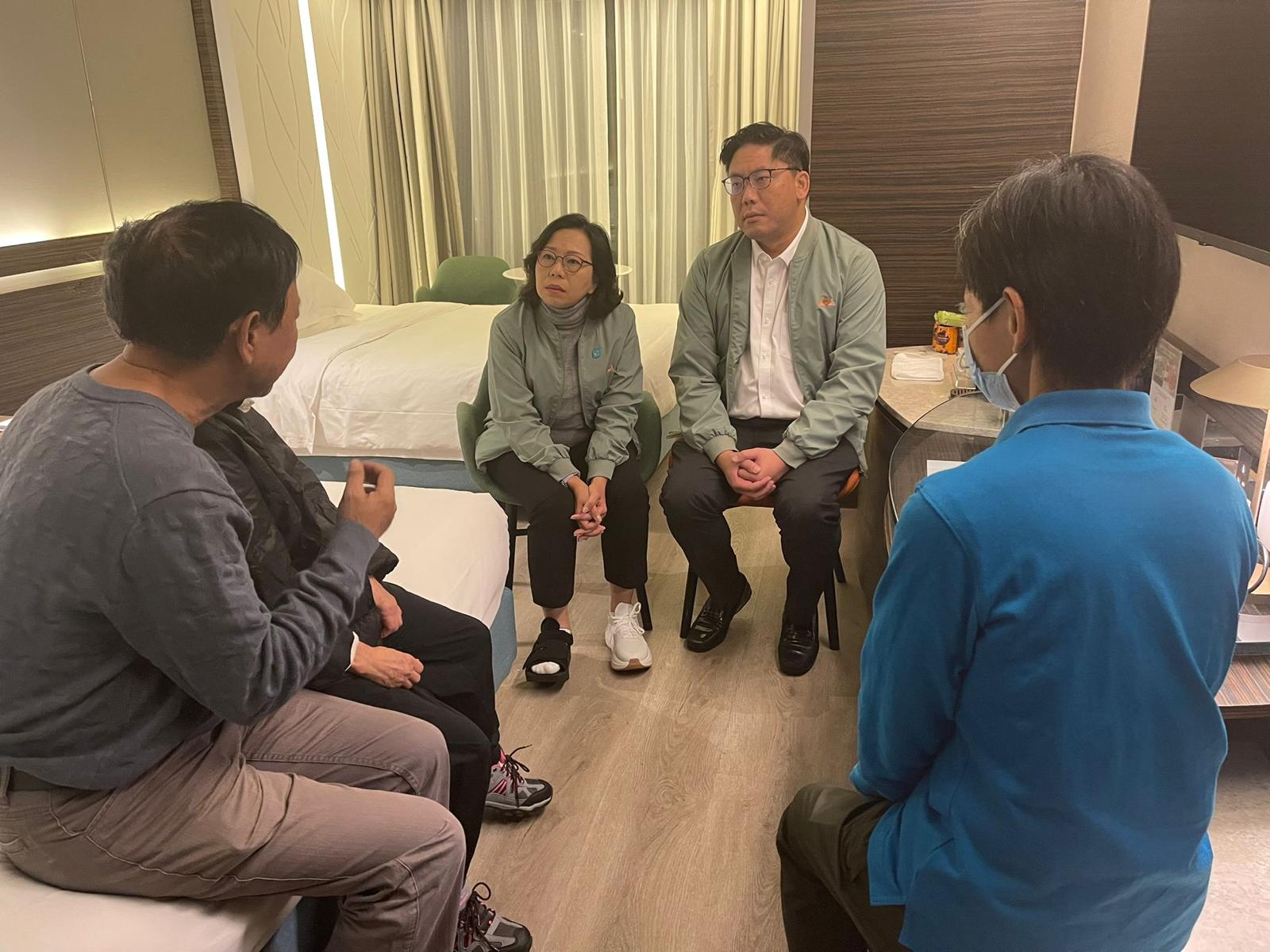 宏福苑五級火災｜民政及青年事務局探望獲安排到青年宿舍及酒店暫住的受影響居民