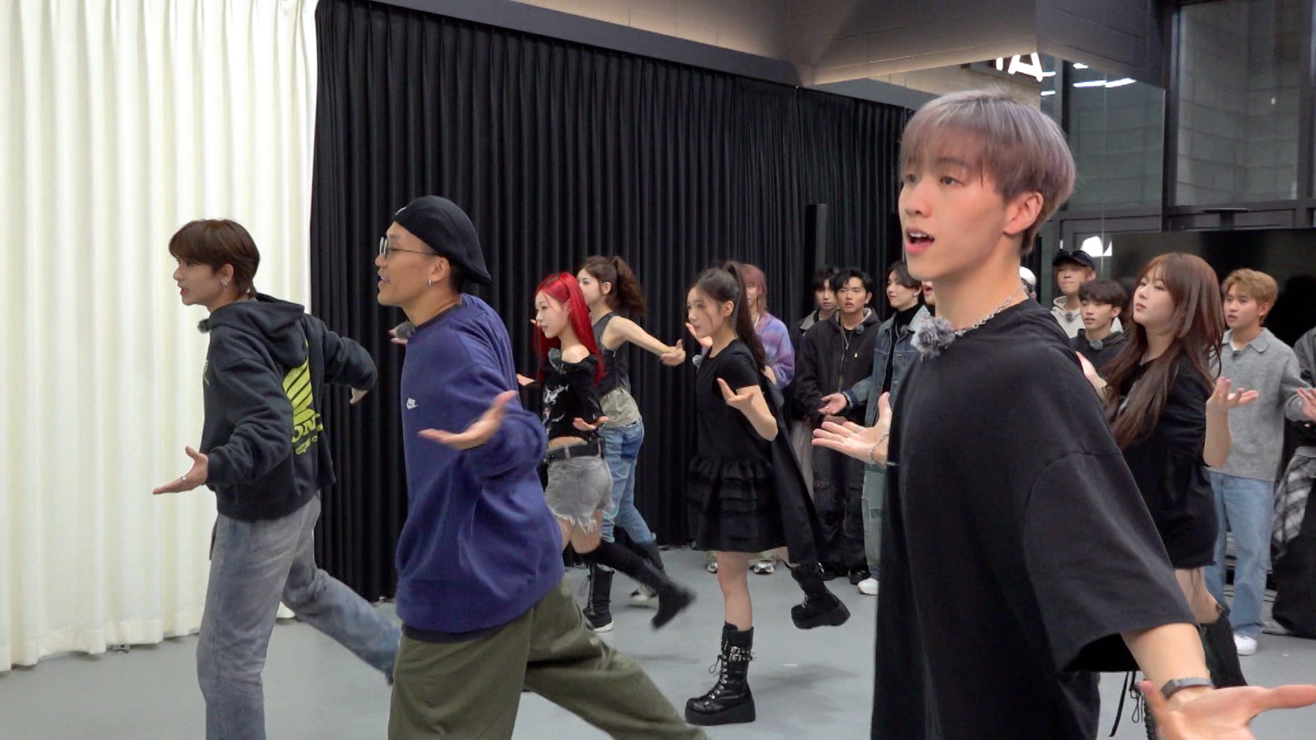 AtHeart學《前傳》舞步。