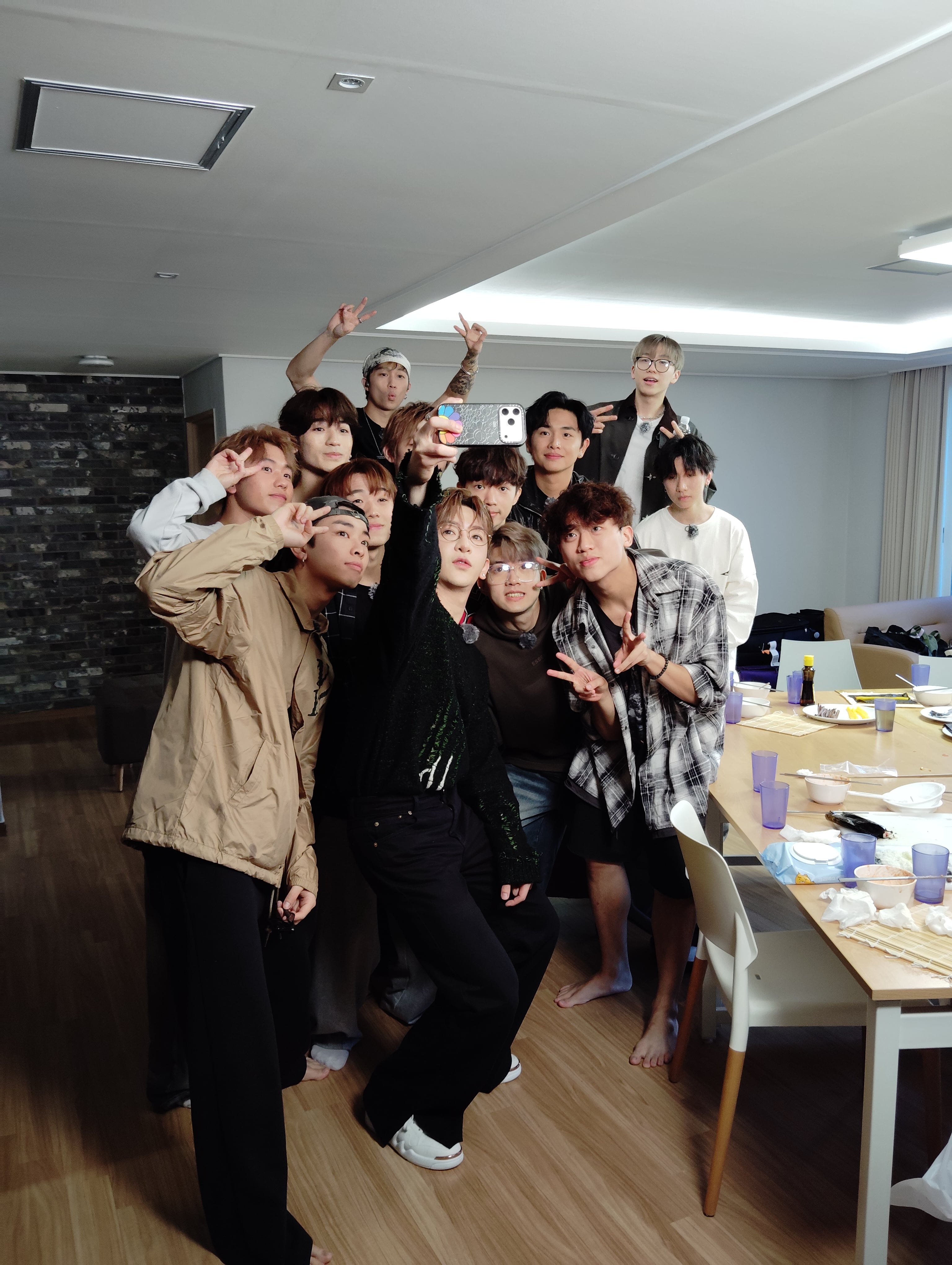 Anson Lo開心跟眾師弟自拍。