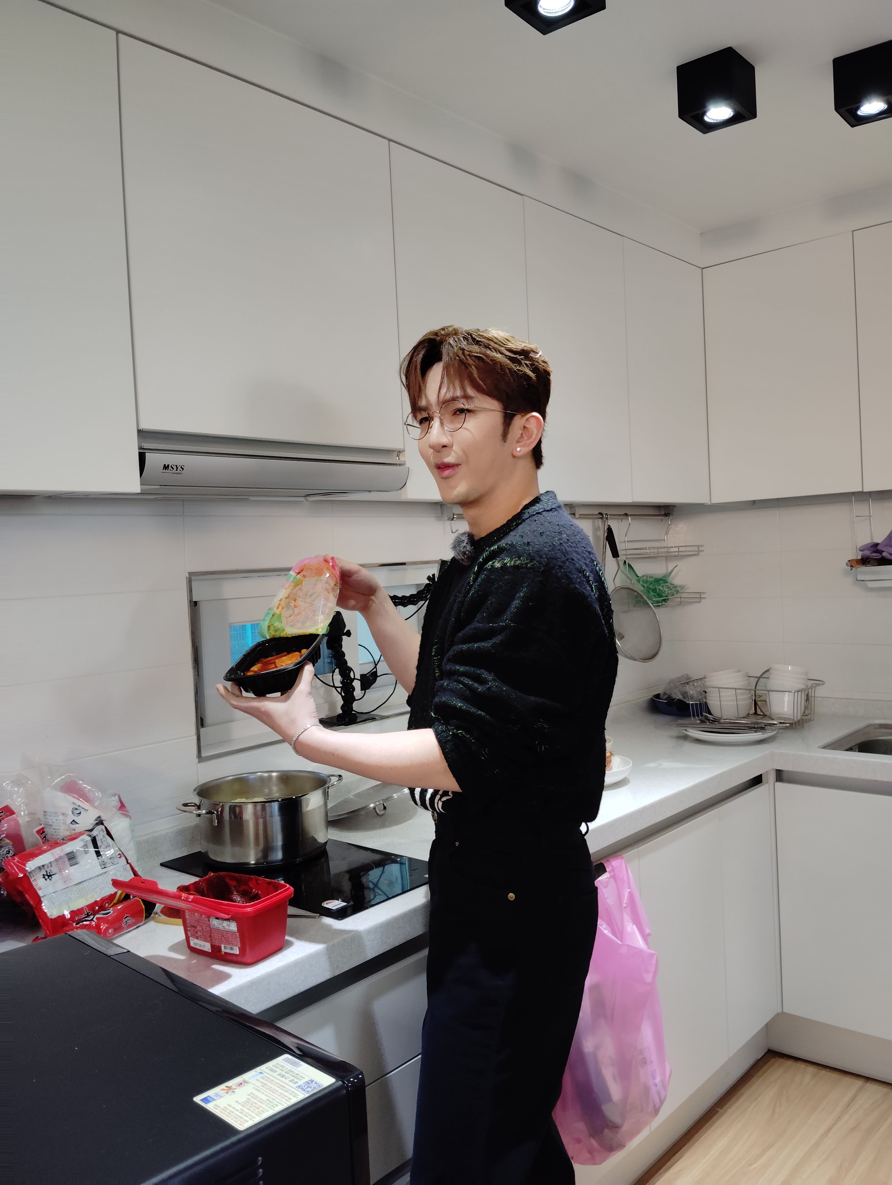 順利完成錄影後,Anson Lo親自炮製部隊鍋慰勞眾師弟。