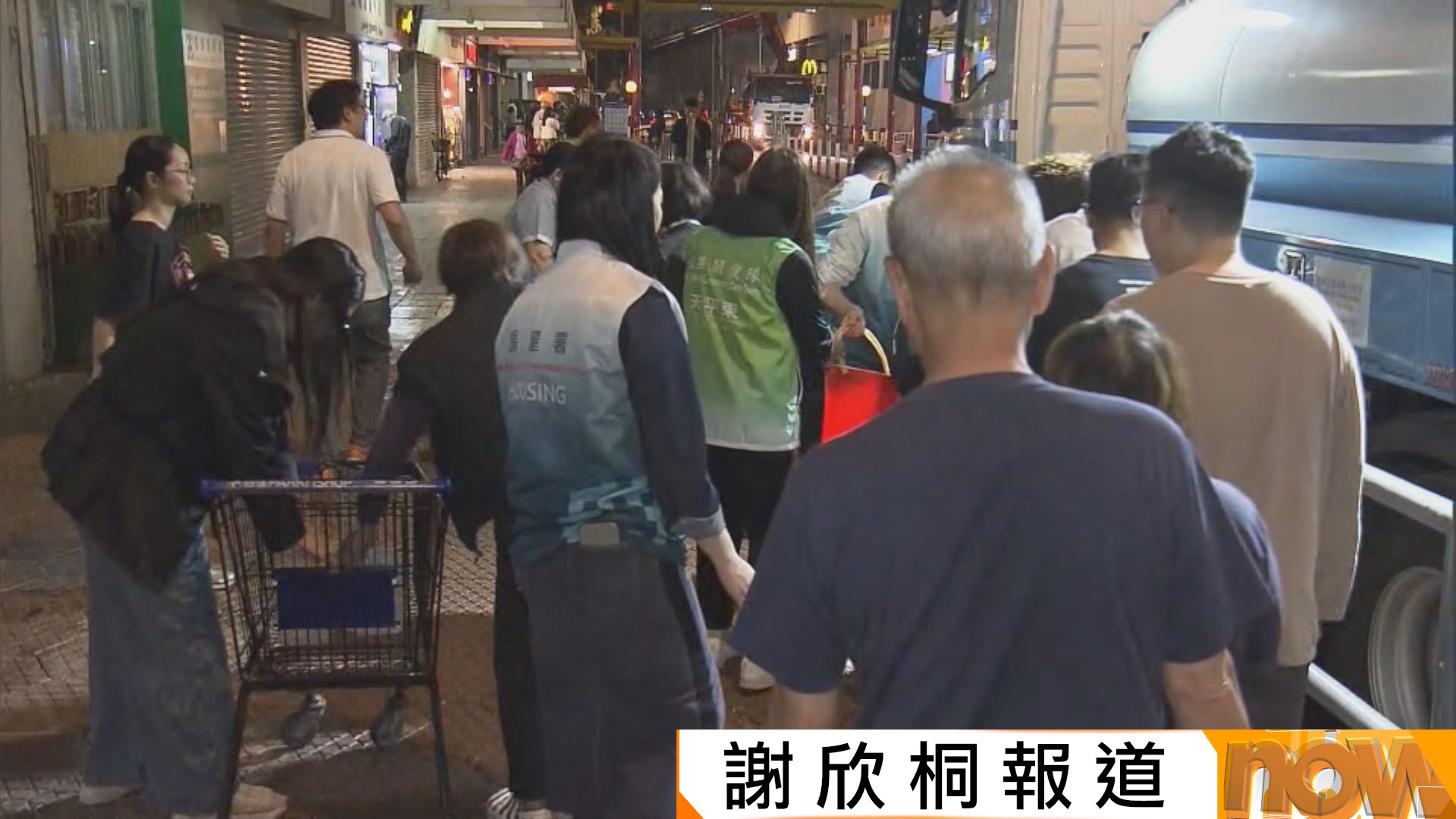 上水食水管爆裂　天平邨居民無法煮飯外出吃冬至飯　水務署爭取凌晨恢復供水