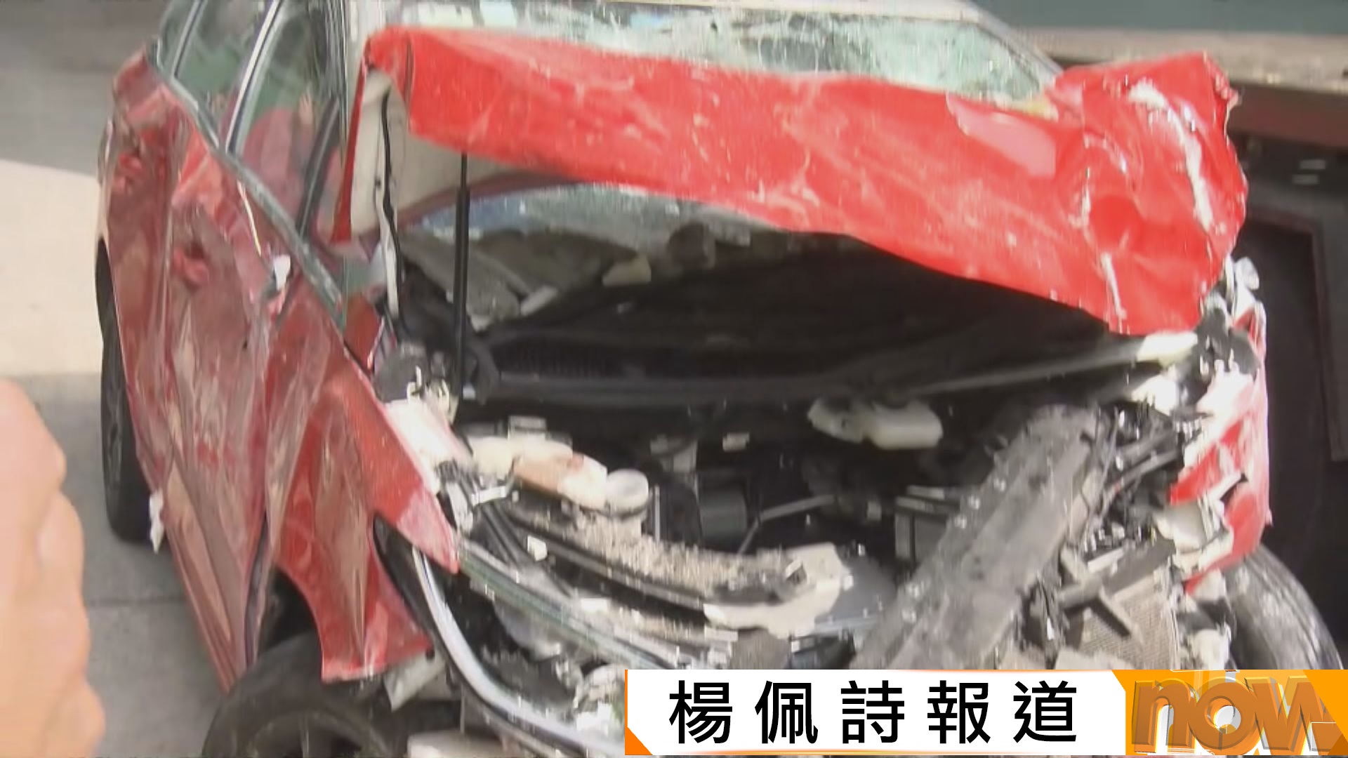 觀塘電動的士失事撞牆剷入學校　女司機受傷送院