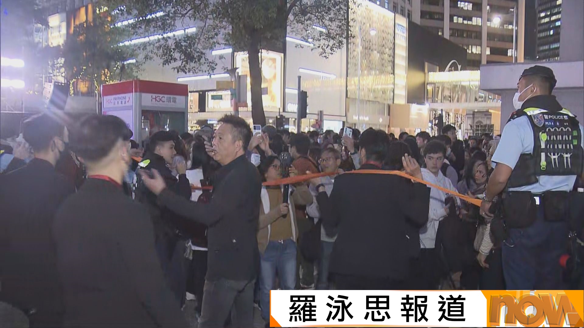 迎接2026｜不少市民及遊客提早到中環等候倒數活動　等候Air Supply獻唱