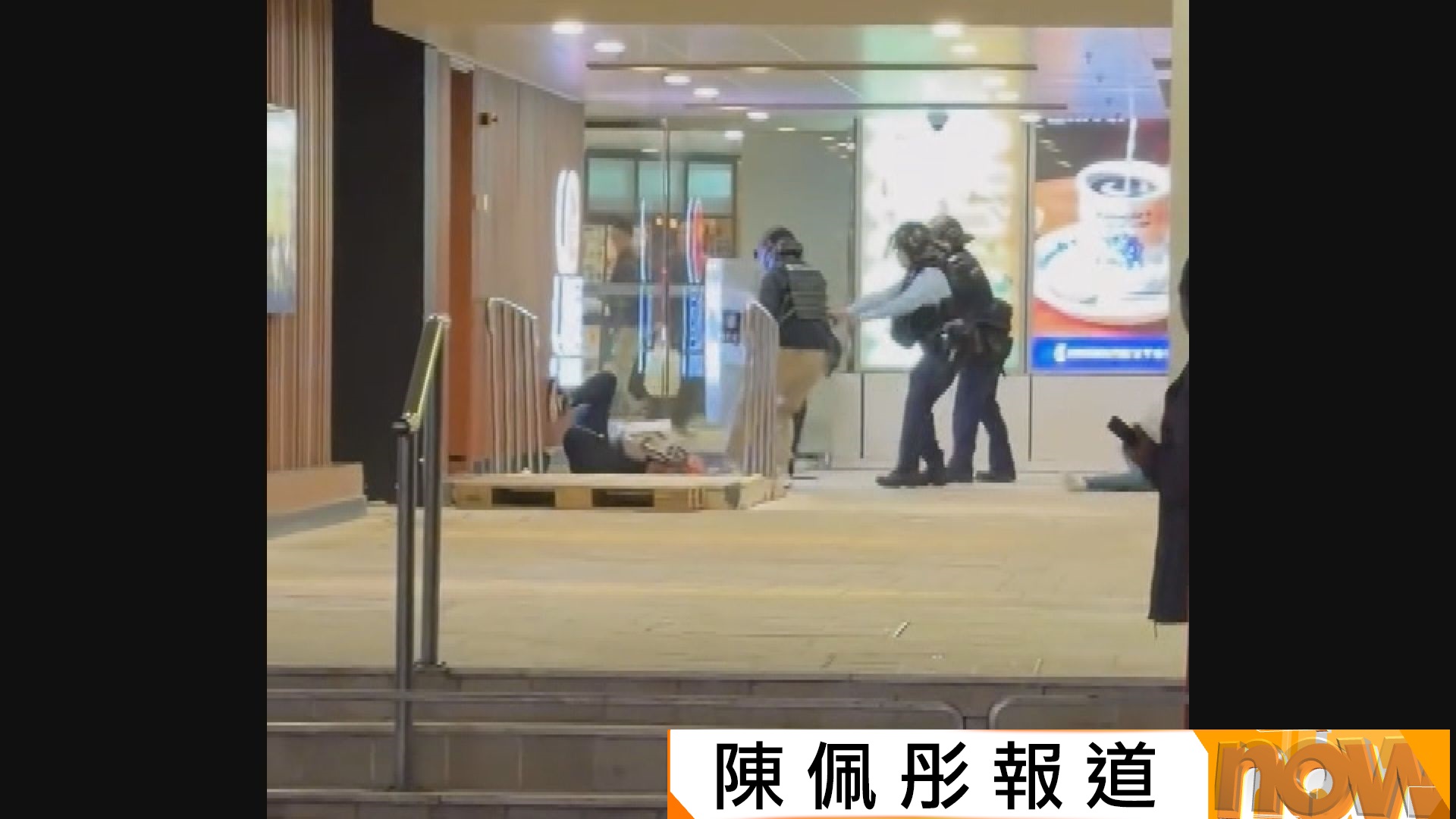 屯門市廣場持刀男挾持女子　警開兩槍擊斃疑犯