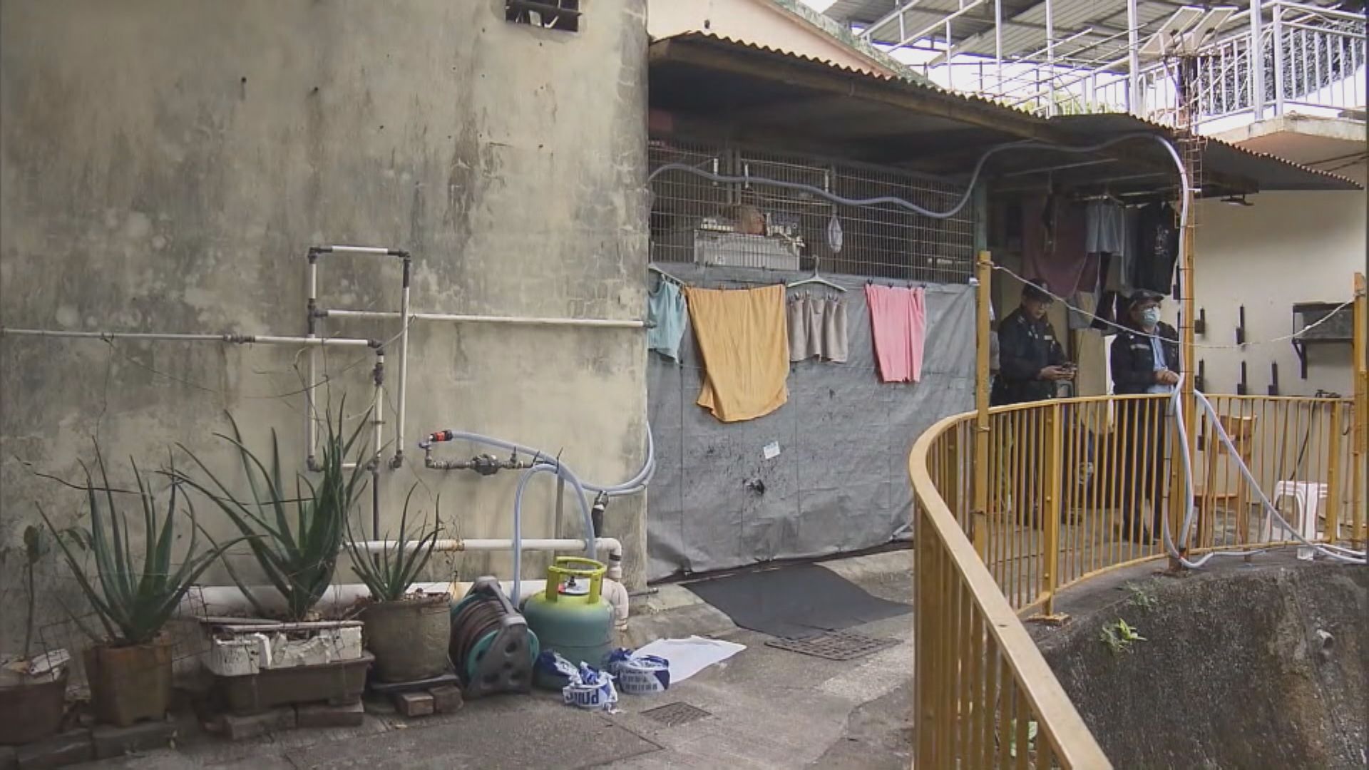 屯門井頭中村男子倒斃屋內頭有傷痕列作謀殺案　據了解警方拘捕死者妻子