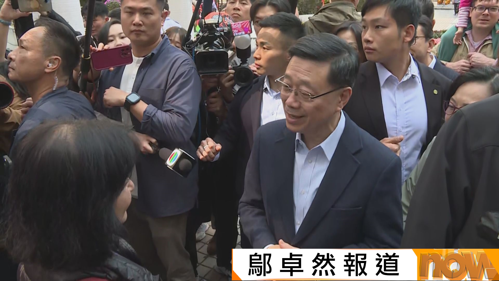 李家超到油麻地探訪居民並與長者互動　稱想了解居家安老情況