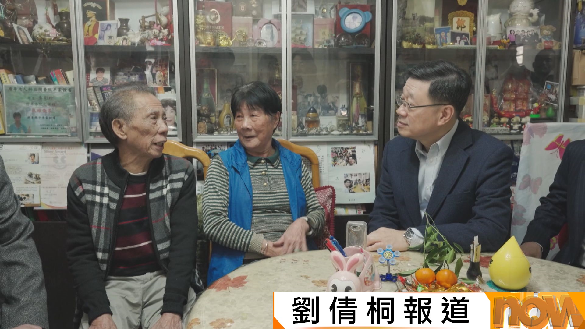 李家超歲晚落區　到油麻地探訪居民　在長者中心派福袋