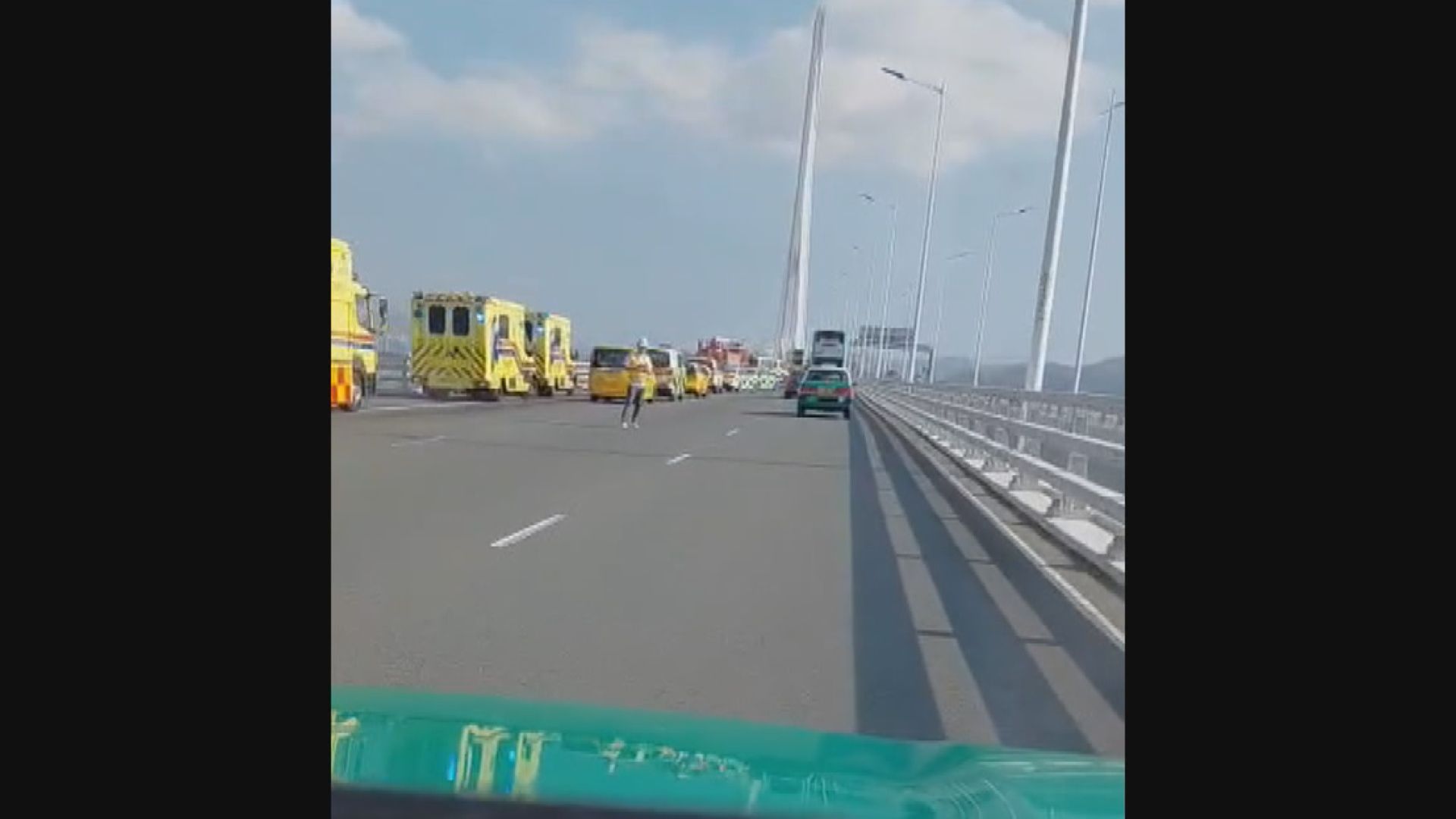 深圳灣大橋往屯門方向旅遊巴失事　至少17人傷