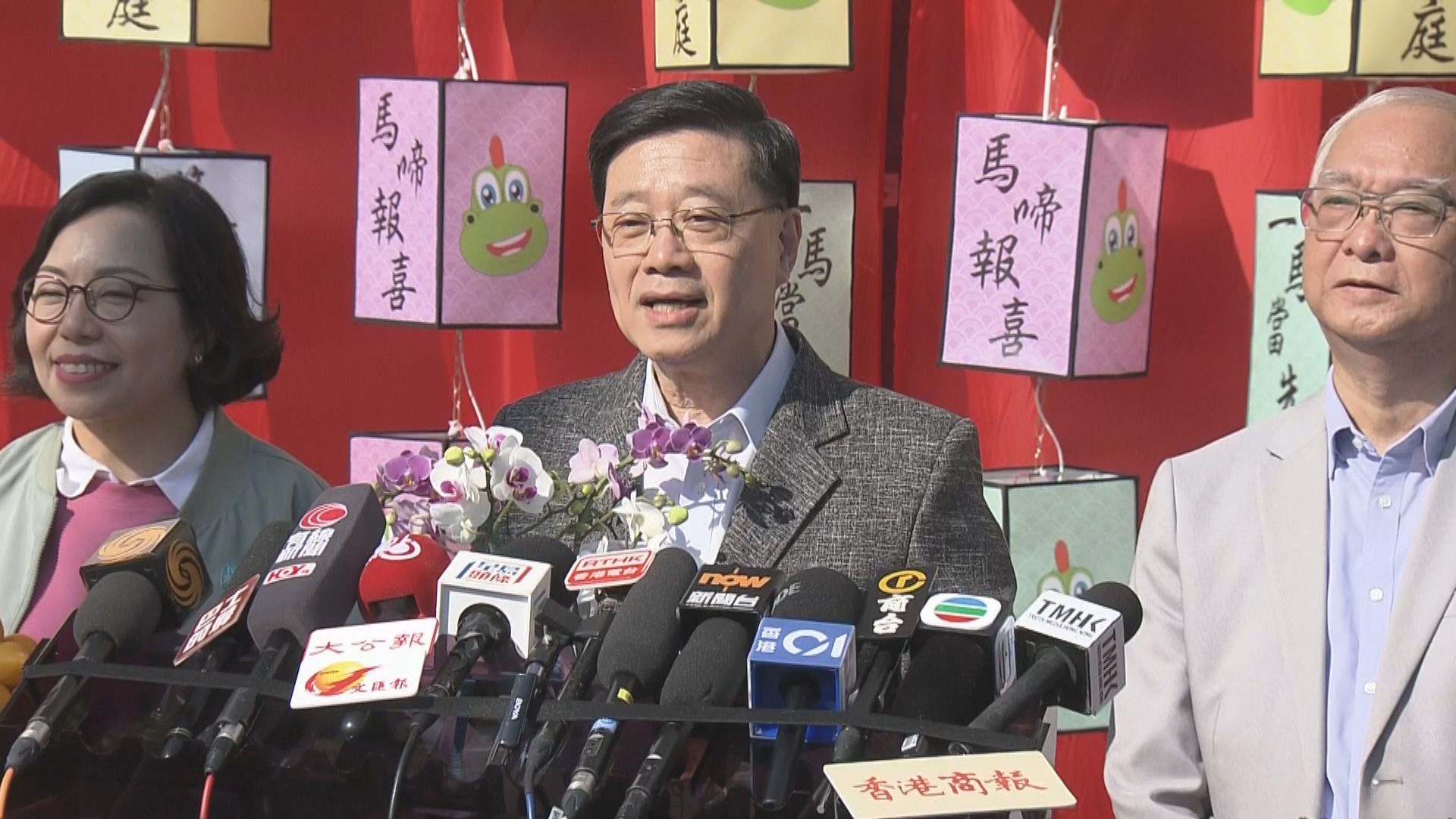 有片｜李家超率官員到訪觀塘年宵市場　購銀柳、五代同堂及蘭花