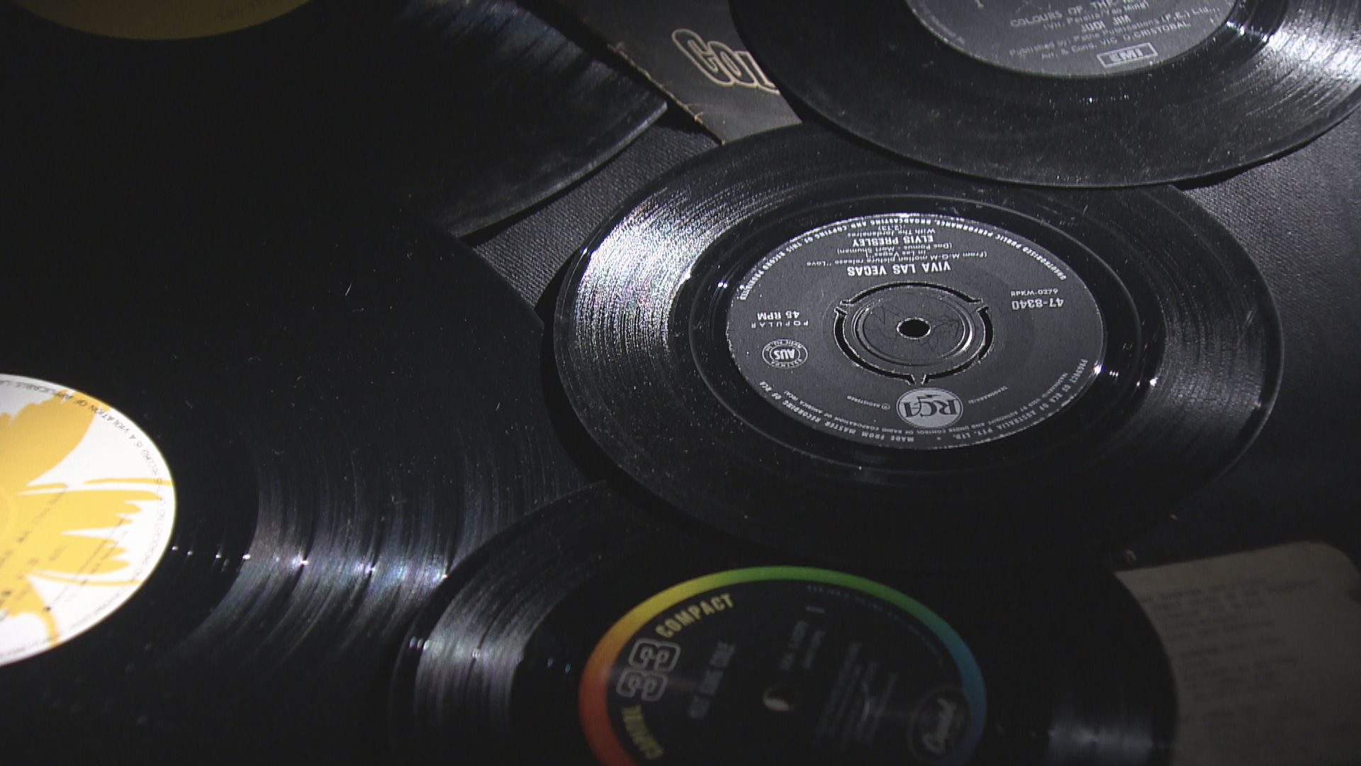 經緯線本周提要｜實體唱片收入下跌　黑膠唱片銷量卻連續18年增長